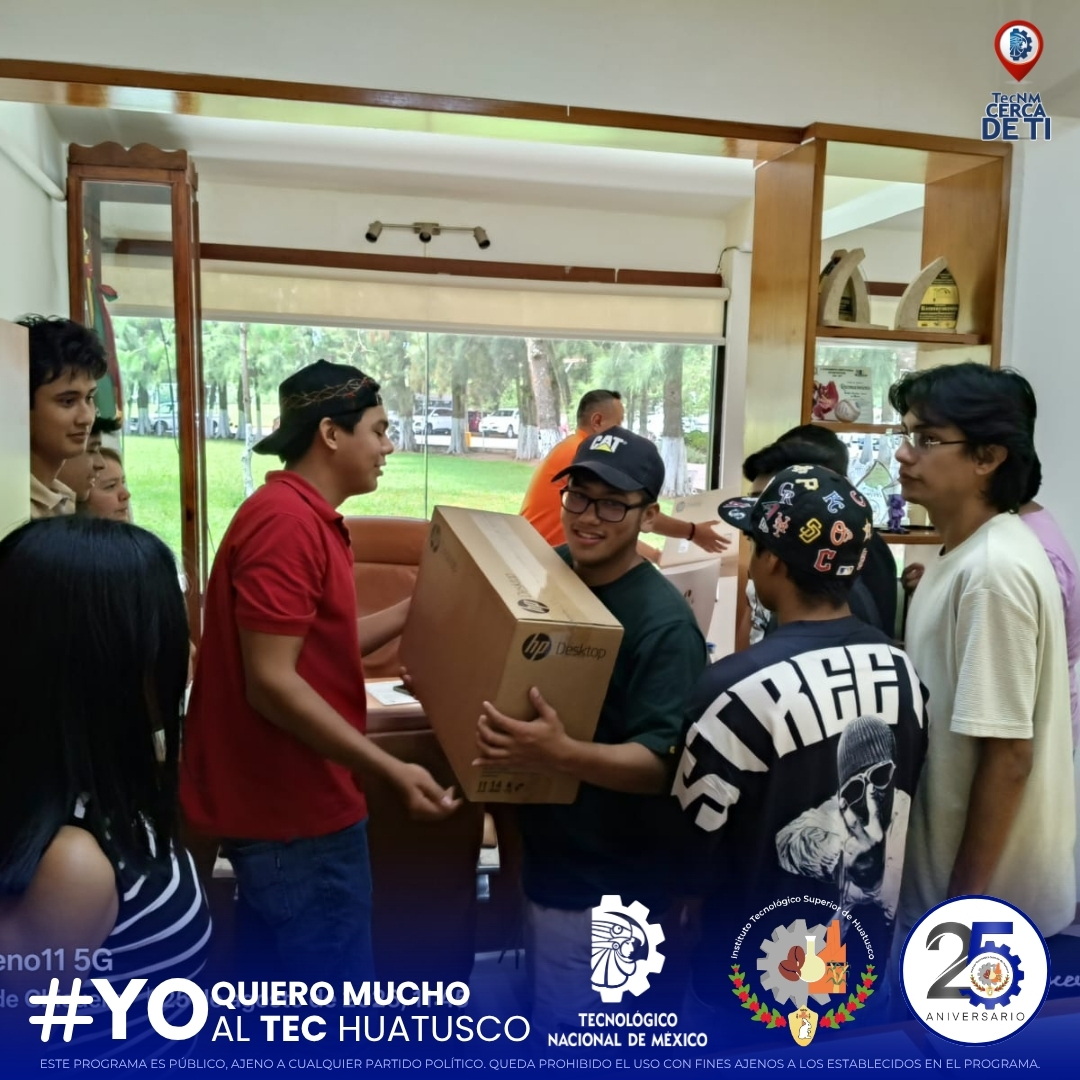Estudiantes de Ingeniería Civil durante la entrega de equipo de cómputo