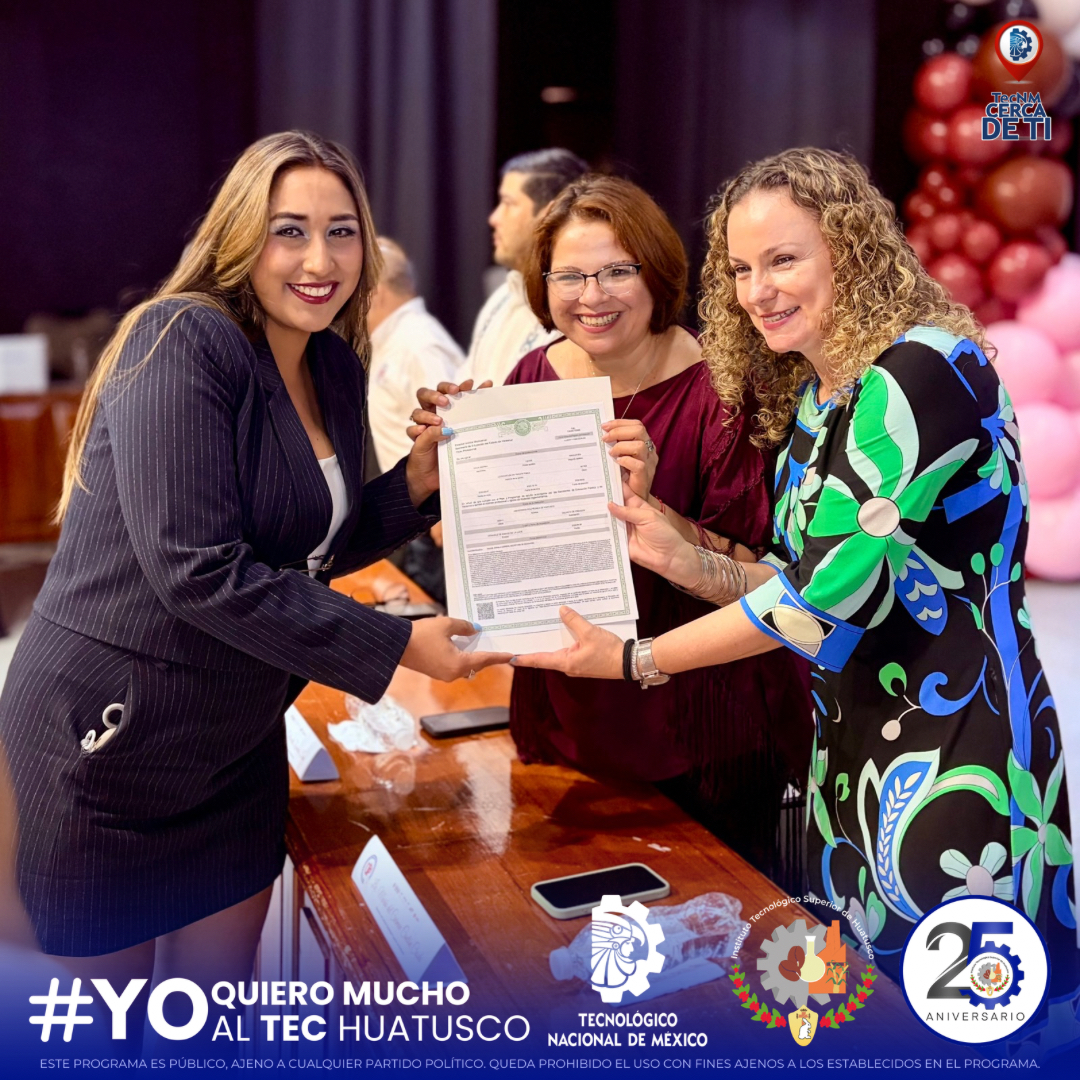 La Lic. Cantón y la Lic. Zamora realizan juntas la entrega de un título profesional.